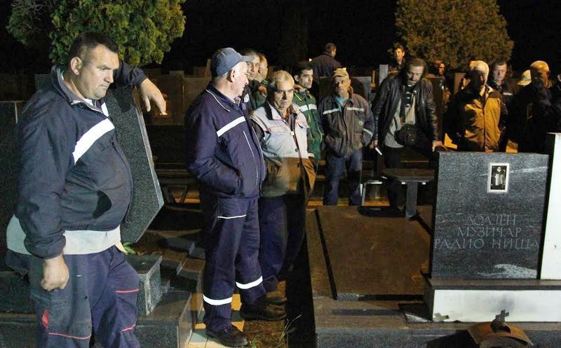 Radnici i dalje spavaju na groblju, gradonačelnik se sažalio