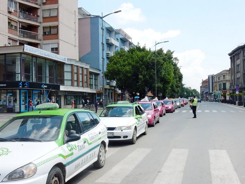 Leskovački taksisti protestovali protiv konkurencije (FOTO,VIDEO)
