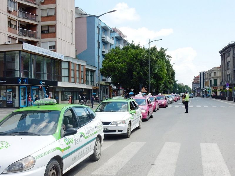 LESKOVAC02_Protest taksista_defile u glavnoj ulici_FOTO M Ivanovic