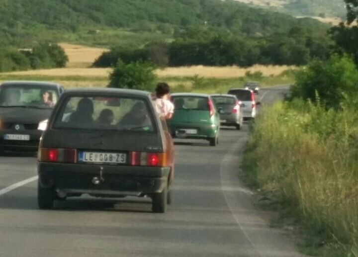 Nesavesni roditelji: Dete sedi na prozoru automobila?!