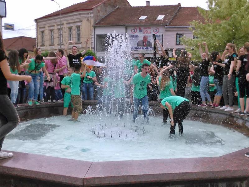 Kupanje u fontani i manji eksces obeležilo slavlje maturanata (FOTO)