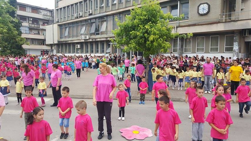 Mališani s roditeljima plesali i u Vlasotincu