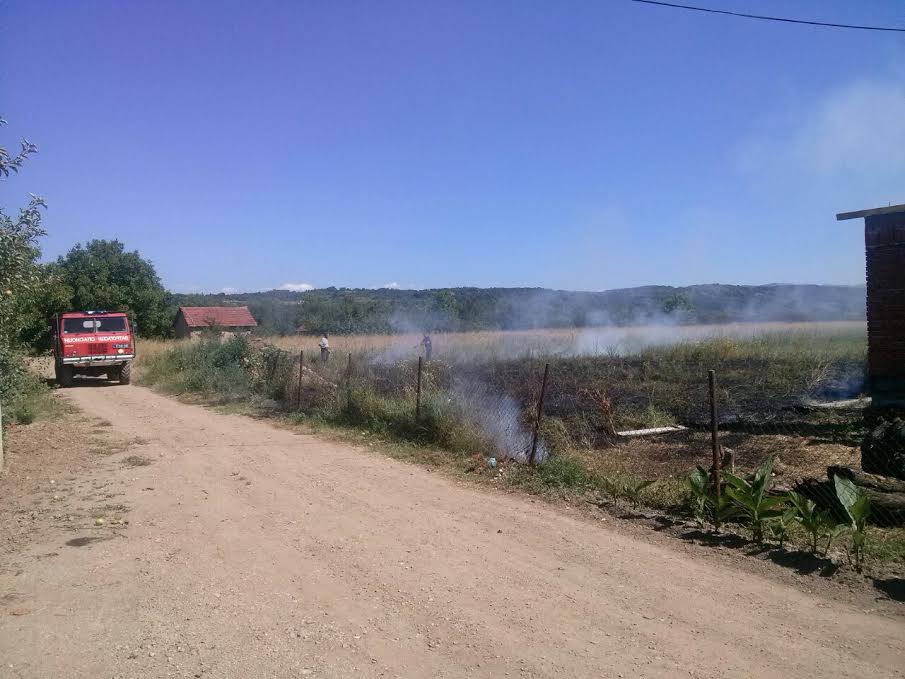 Gorelo Ohridsko naselje, vatrogasci u zadnji čas spasili 2 kuće