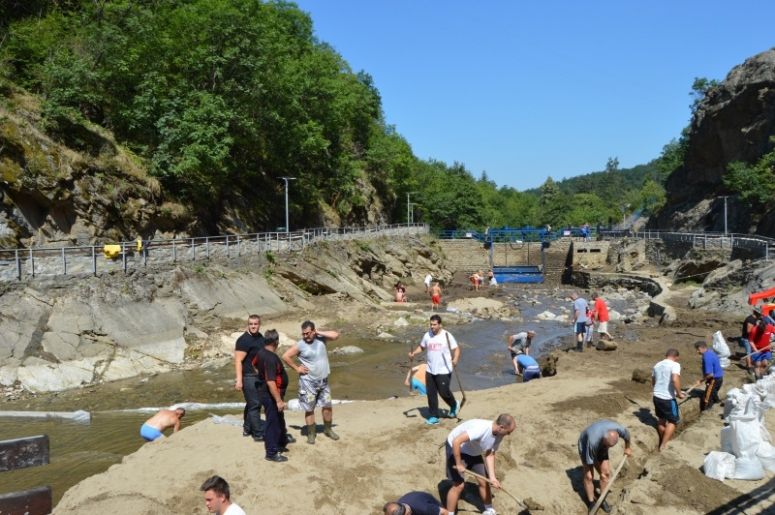 Preko 40 volontera čistilo kupalište u Vučju uništeno u nevremenu