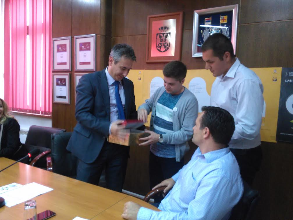 Mladi gradonačelniku uručili kutiju želja, on im obećao gradski stadion