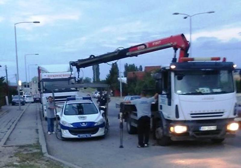 (FOTO VEST) Pauk digao policijski auto