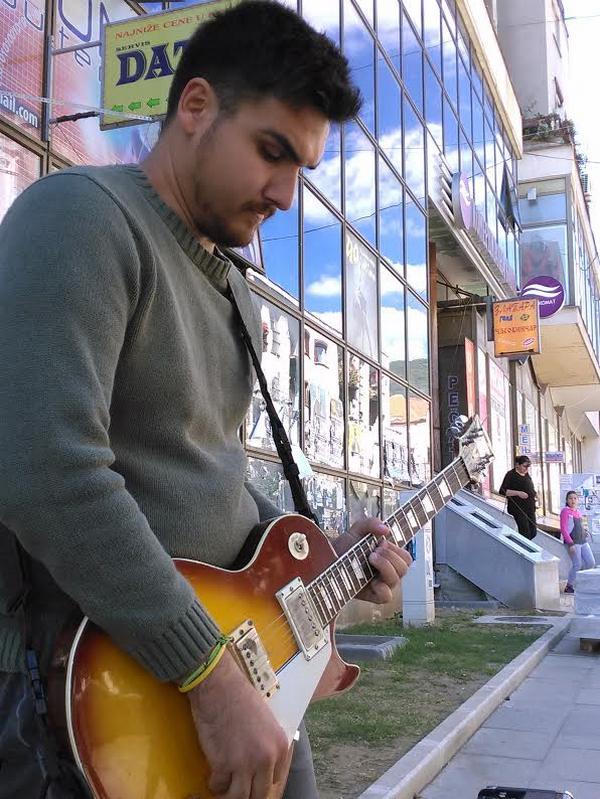 Leskovački bluz gitarsita na ulicama Vranja