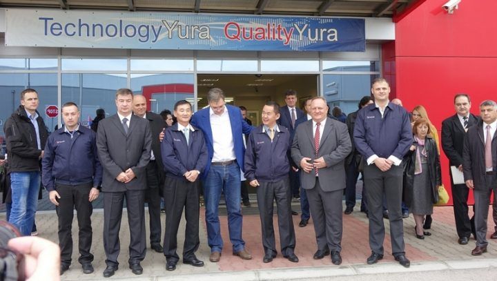 leskovac14_jura_vucic-s-rukovodstvom-fabrike_foto-m-ivanovic