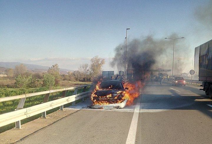 Zapalio se automobil na autoputu između Niša i Aleksinca