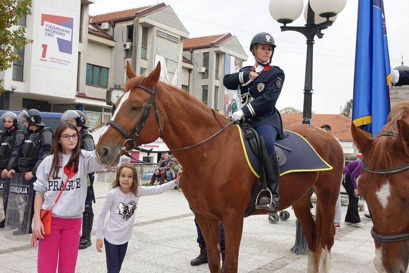 DEFILE Leskovčani prvi put videli policajce na konjima (VIDEO)
