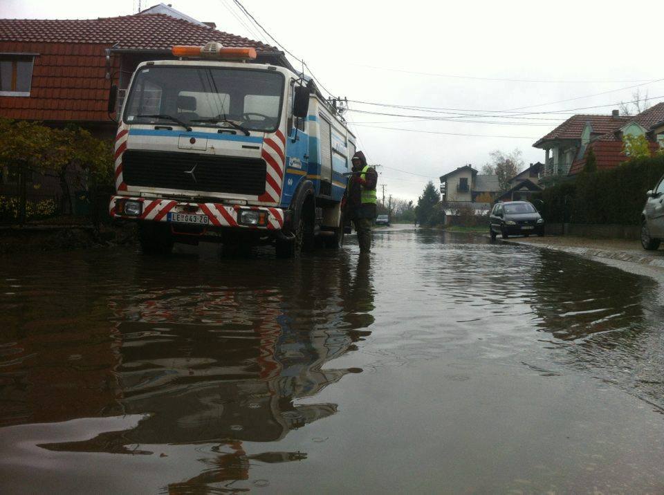 (FOTO, VIDEO) Atmosferske vode potopile Leskovac i okolinu, strah od izlivanja Južne Morave