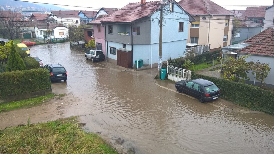 Nakon obilnih kiša potpoljeno desetak ulica u Leskovcu (FOTO)