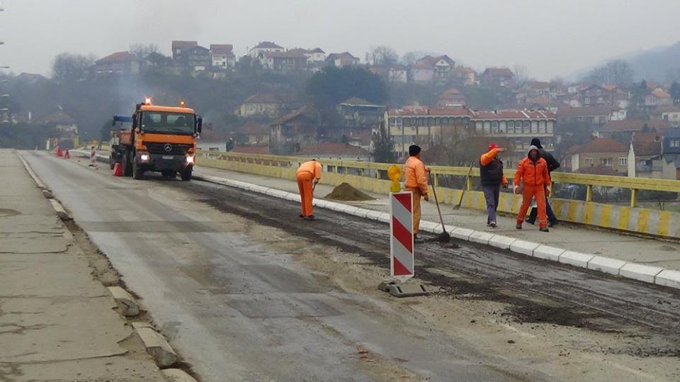 Asfaltiraju novi most preko Južne Morave