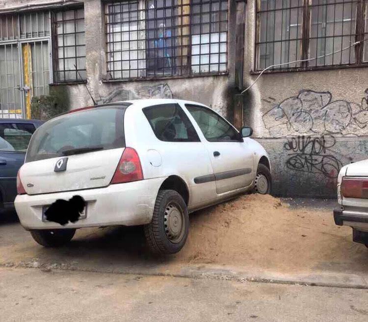 Parkiraj gde mesta ima, pa makar i naglavačke (FOTO)