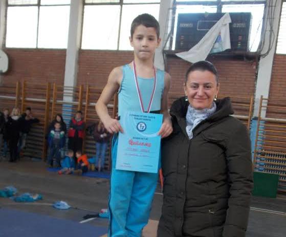 uros-sa-majkom_gimnastika