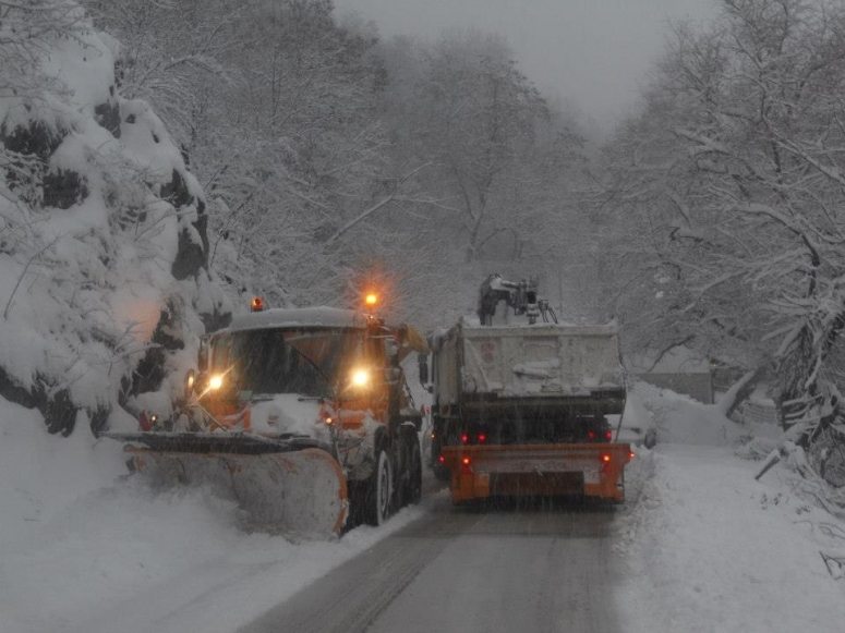 Očišćeno 90 posto puteva u Leskovcu, problemi u planinskim krajevima