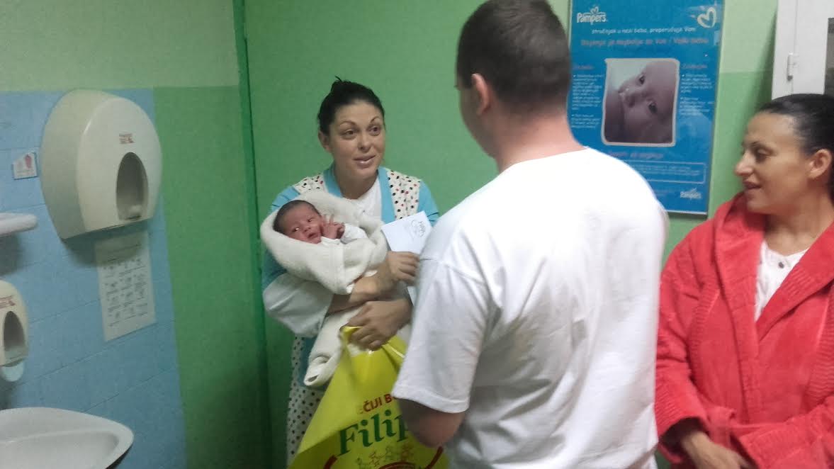 Učenici Medicinske škole darivali prvorođenu božićnu bebu