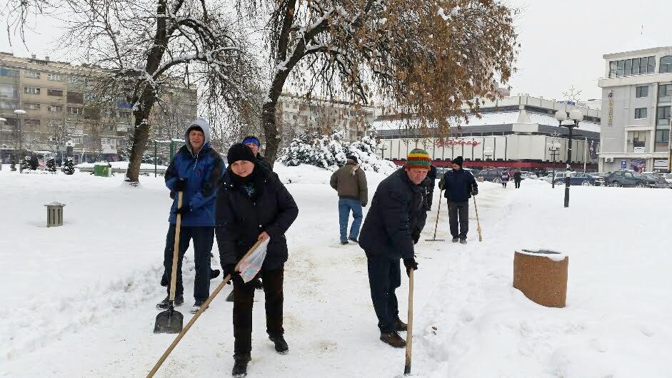 Oni čiste od snega naše trotoare i parkove