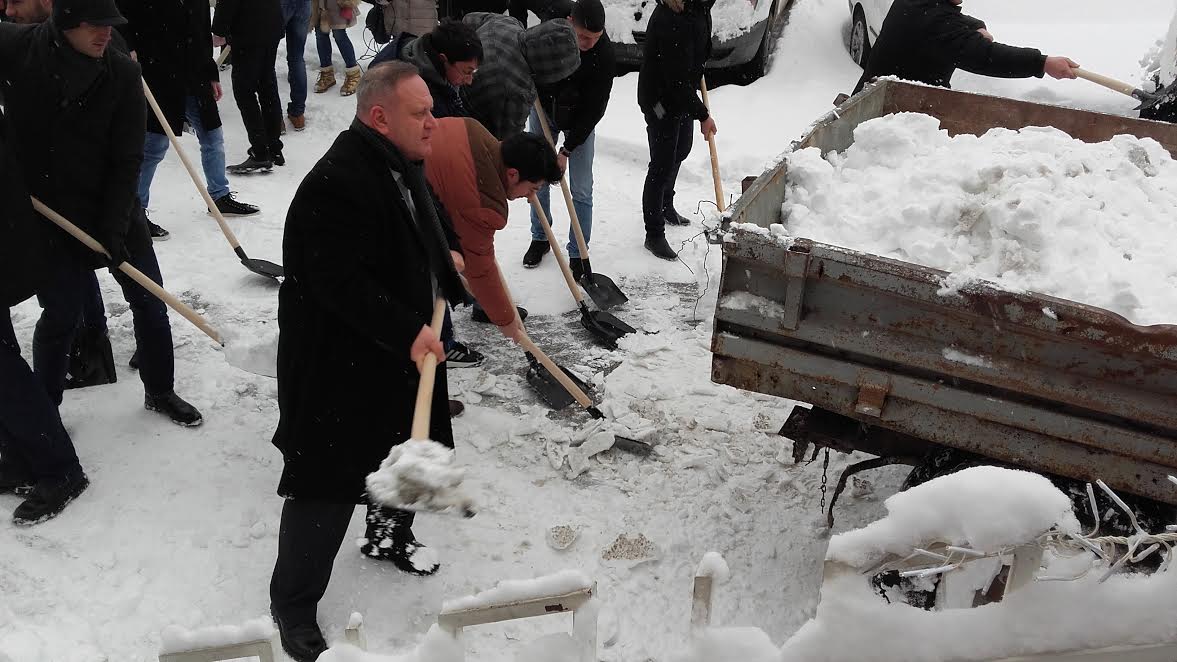Gradonačelnik sa omladincima SNS-a čistio sneg ispred staračkog doma