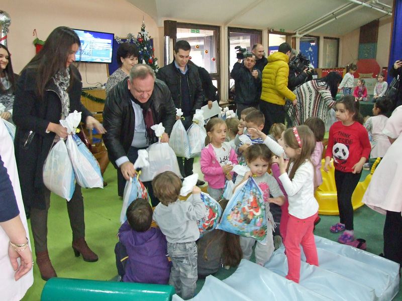 Aktivisti SNS podelili paketiće i deci u vrtiću “Ciciban“