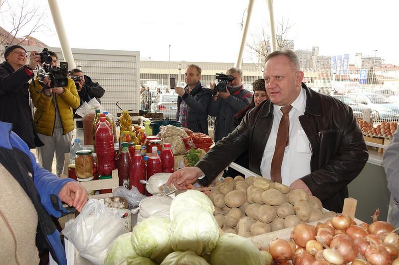 Gradonačelnik Cvetanović pazario na svakoj tezgi