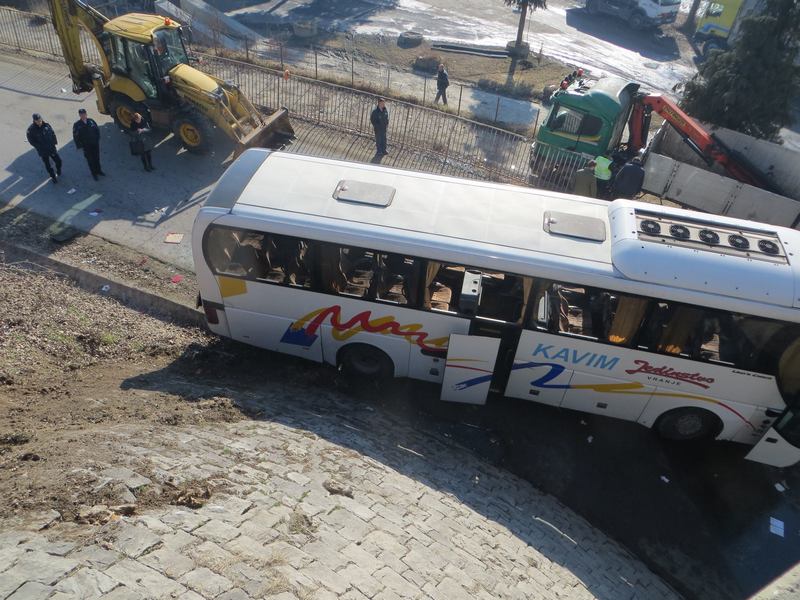 Sleteo autobus sa 40 putnika, ima povređenih (FOTO)