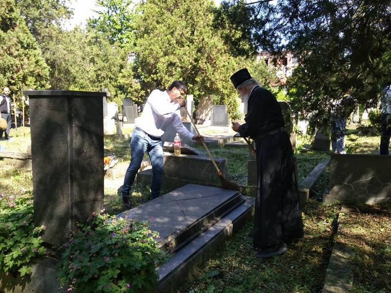 Vladika, sveštenici i gradonačelnik čistili Staro groblje u Nišu