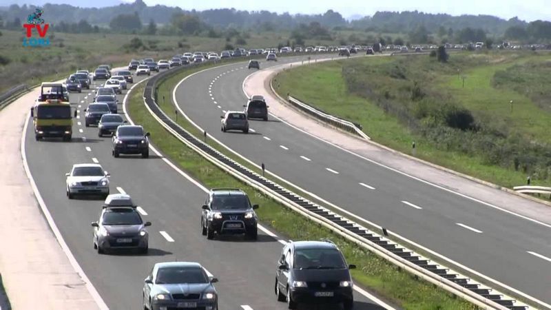 Autobus sleteo s puta, četovoro povređenih