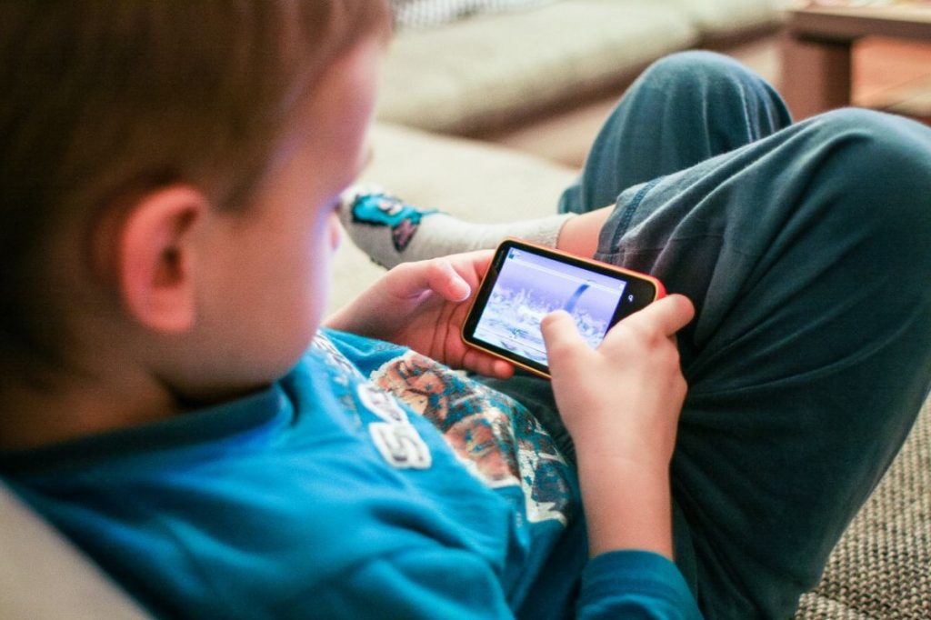Ekranizacija detinjstva i zašto deci treba zabraniti korišćenje mobilnih telefona