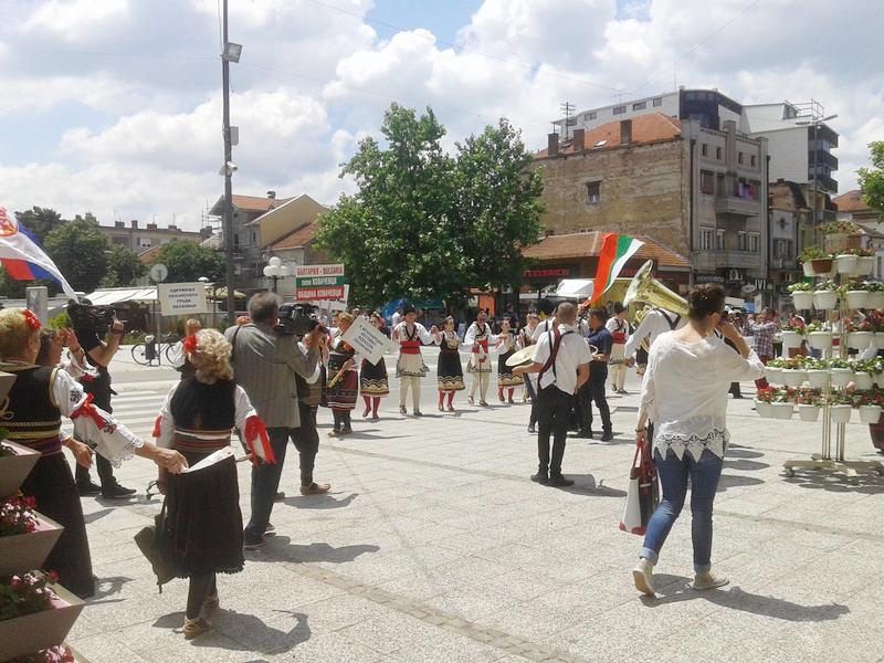 Kolo, veselje i trubači na Festivalu penzionera u Leskovcu