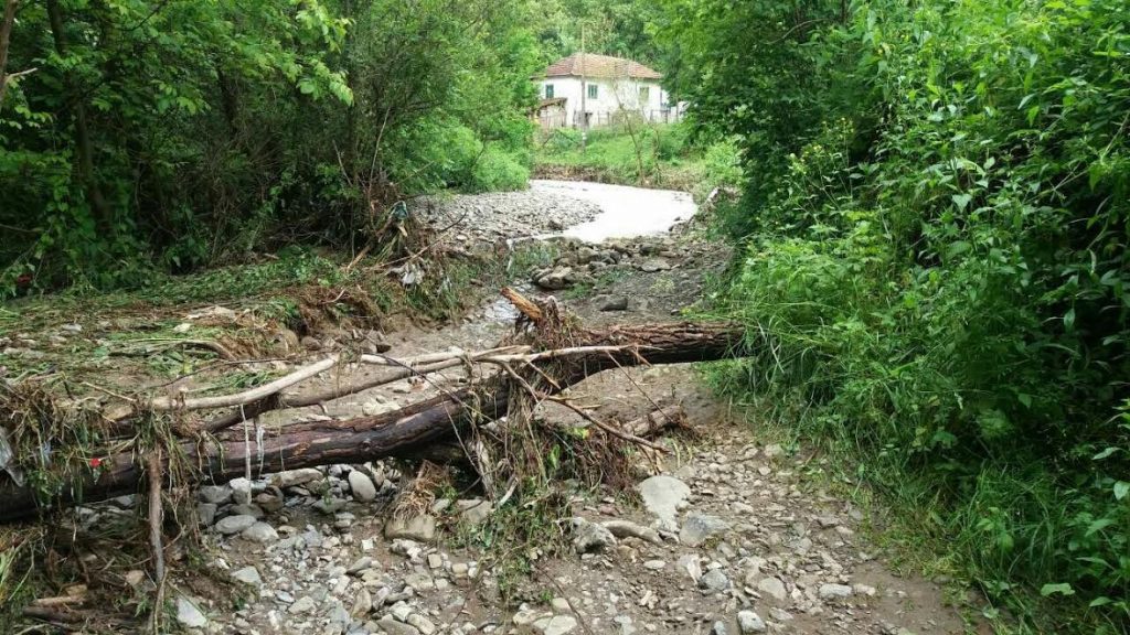 Nevreme se okomilo na vlasotinačka sela i ponovo uništilo sanirane puteve