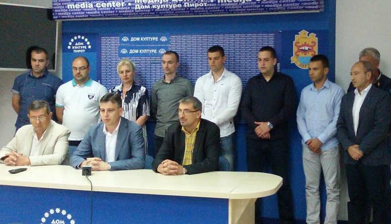 Deo rukovodstva SRS u Vasićevoj Koaliciji za Pirot