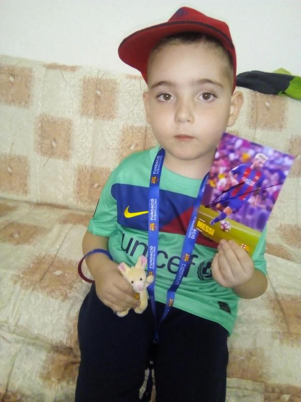 Bolestan dečak iz Leskovca dobio poklon od Barselone iz Španije