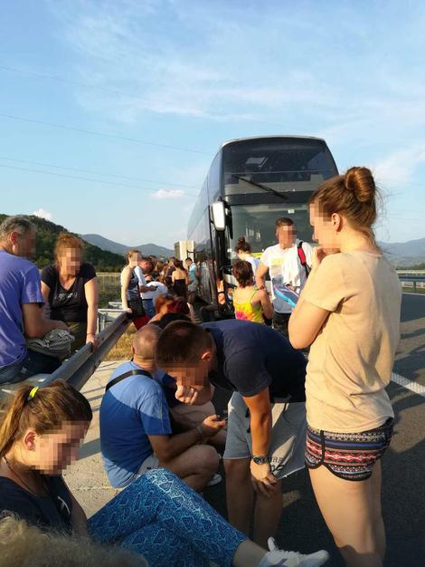 Više od 24 časa putuju do Grčke, noć proveli na asfaltu blizu Vranja