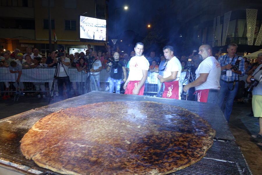 REKORD Leskovčani ispekli pljeskavicu od 65 kilograma mesa (VIDEO)