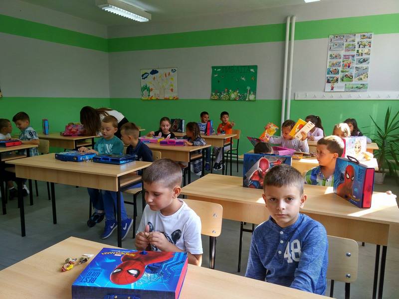 Leoni donirao školi u Doljevcu nameštaj od 10.000 evra
