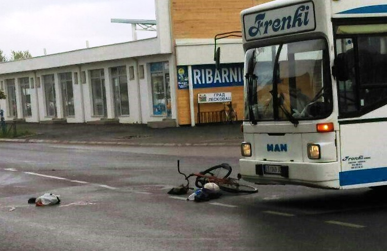 Sudar bicikliste i autobusa kod Rode
