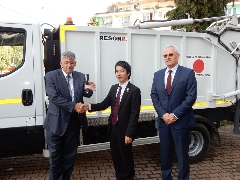 Vlada Japana donirala Vlasotincu kamion za odvoz smeća