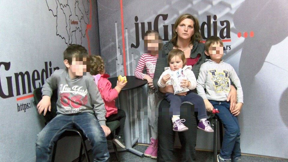 TUGA Majci s petoro dece preti ulica zbog straha od izvršitelja (VIDEO)