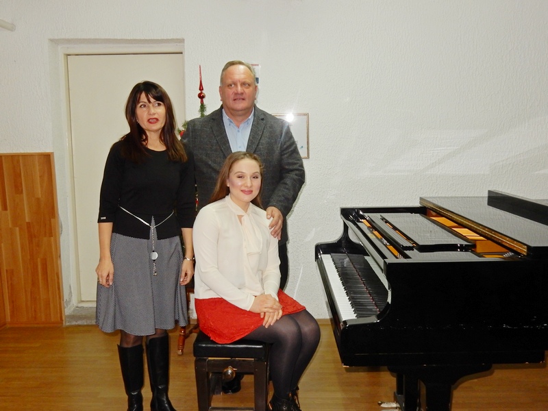 Muzičkoj školi od grada ponovo na poklon – klavir (VIDEO)