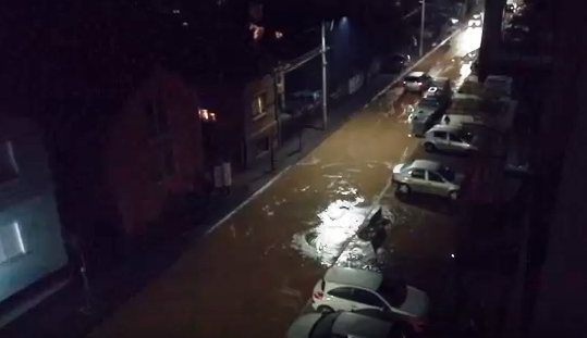Poplavljena ulica, Leskovčani do jutra bez vode (VIDEO)
