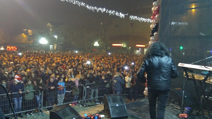 Preko dve hiljade Leskovčana na trgu dočekalo Novu godinu (VIDEO)