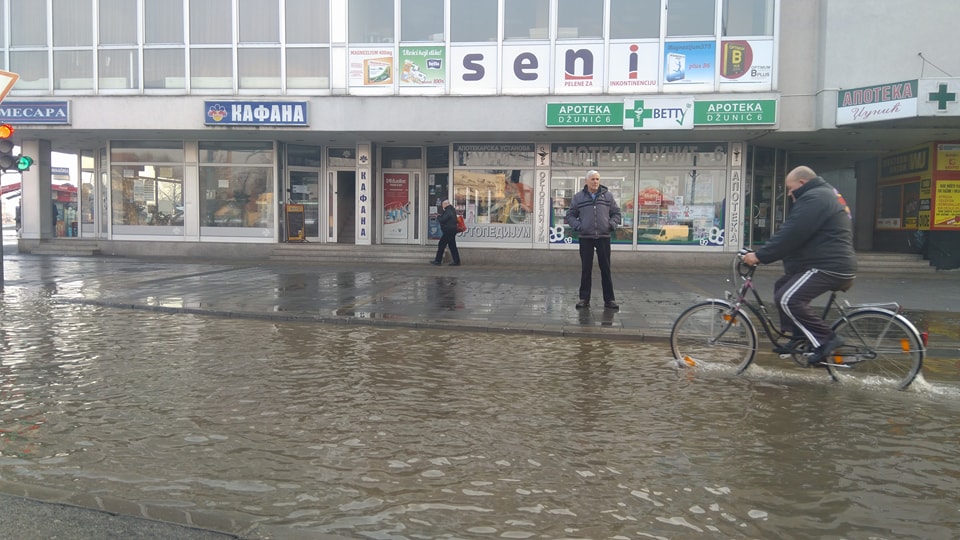 Pukla cev POPLAVA u centru Leskovca (FOTO)