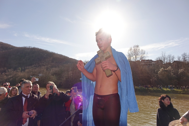 Petnaestogodišnji Luka iz Leskovca prvi do krsta u Vlasini (FOTO, VIDEO)
