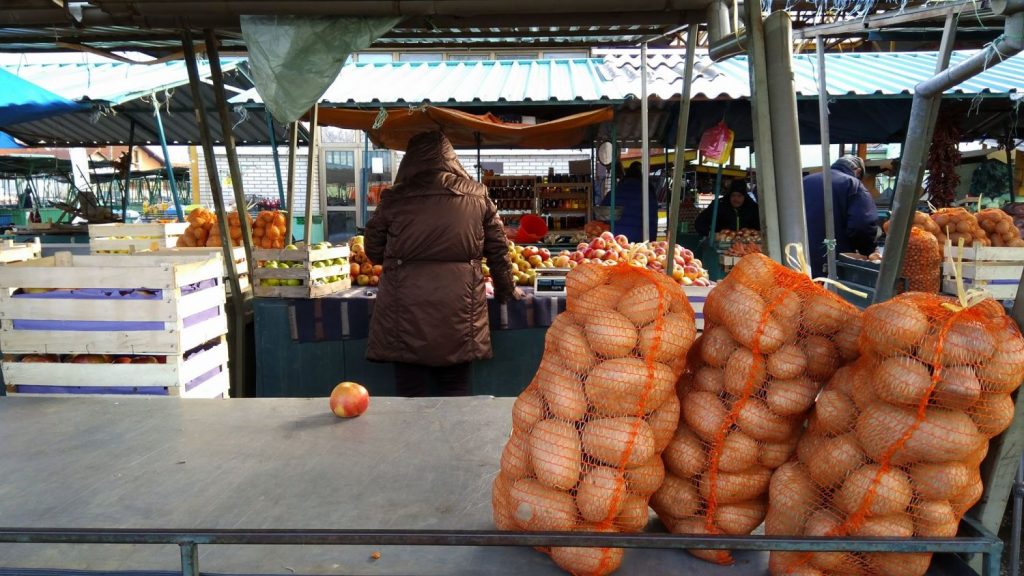 Prazna vetrovita pijaca, cene iste, a gospoda trguje sa polovnim stvarima