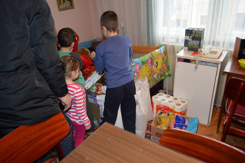 Samohranu majku s četvoro dece obradovali poklonima