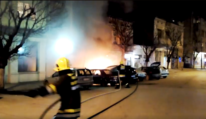 U toku noći izgorela dva automobila u Nišu