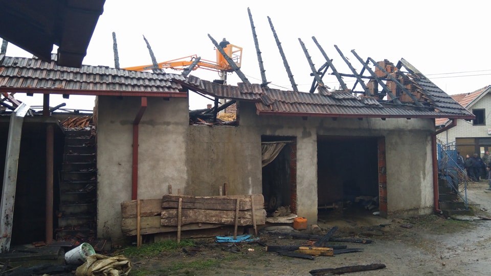Varničenje žica uzrokovalo požar! Gorele štale u Vinarcu (VIDEO)