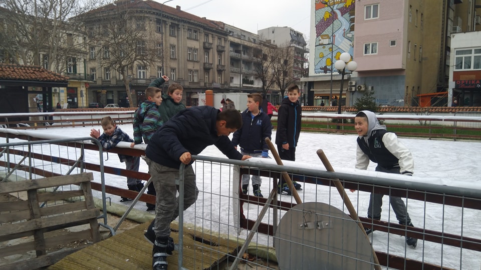 SPREMITE KLIZALJKE Uskoro počinje sa radom klizalište u Leskovcu