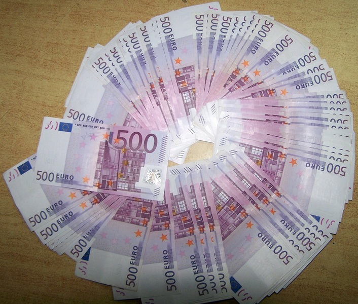 Preko granice pokušao da prenese više od 10.000 falsifikovanih evra
